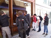 une classe en visite guide
