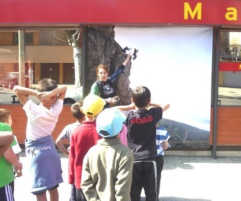 Une classe devant une photo de Lucine Pelen